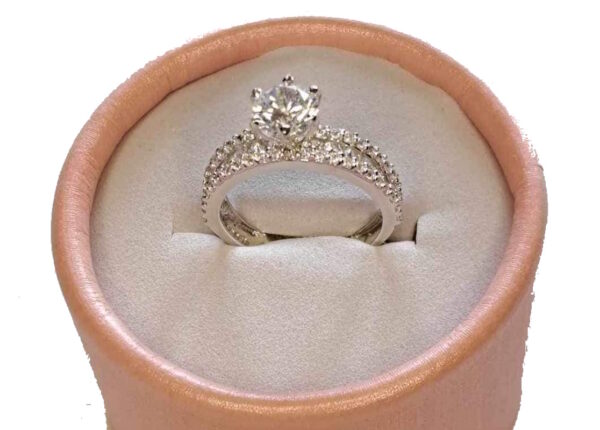 Fingerring mit Kristall