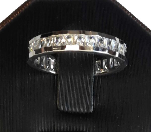 Fingerring mit Kristallen