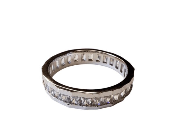 Fingerring mit Kristallen