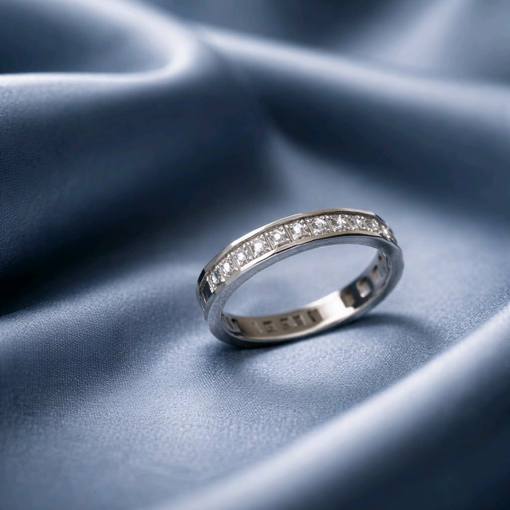 Fingerring mit Kristallen