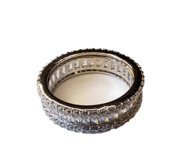 Fingerring mit Kristallen