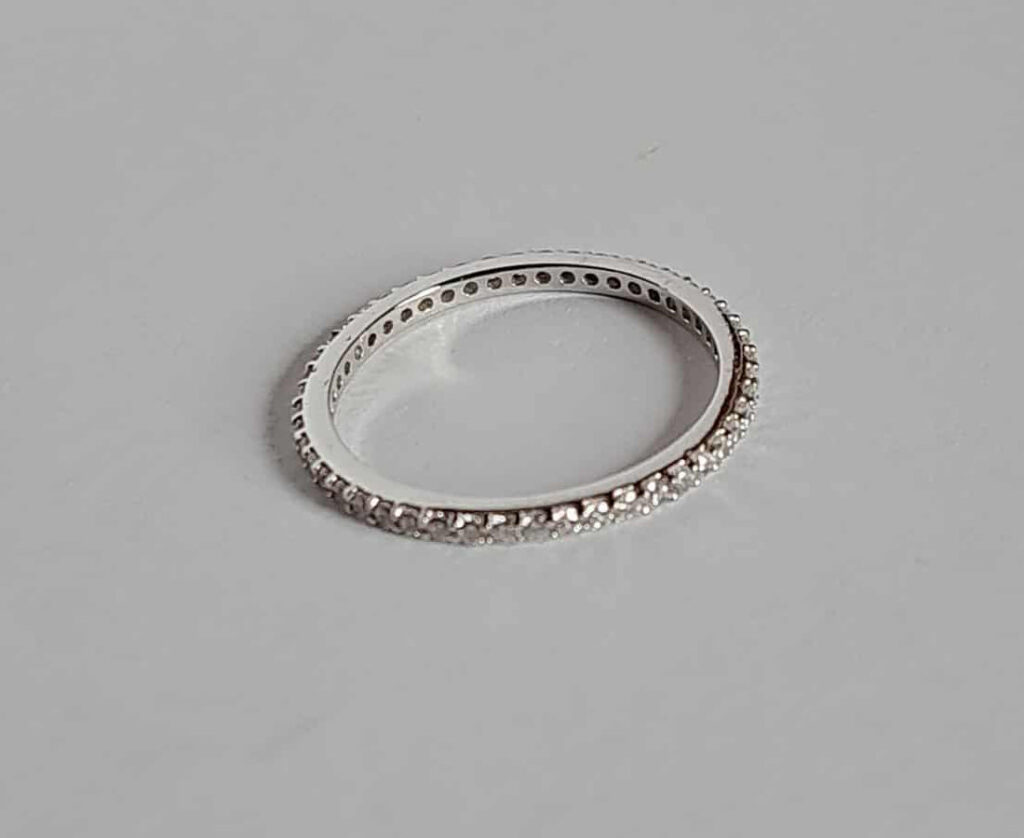 Fingerring mit Kristallen