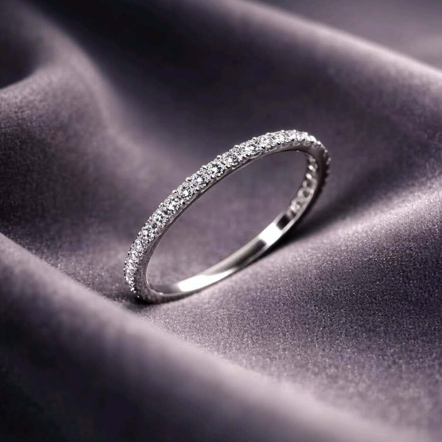 Fingerring mit Kristallen