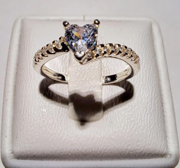 Fingerring mit Herzkristall