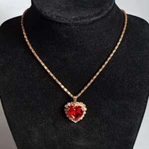 Halskette mit Anhänger Rubin