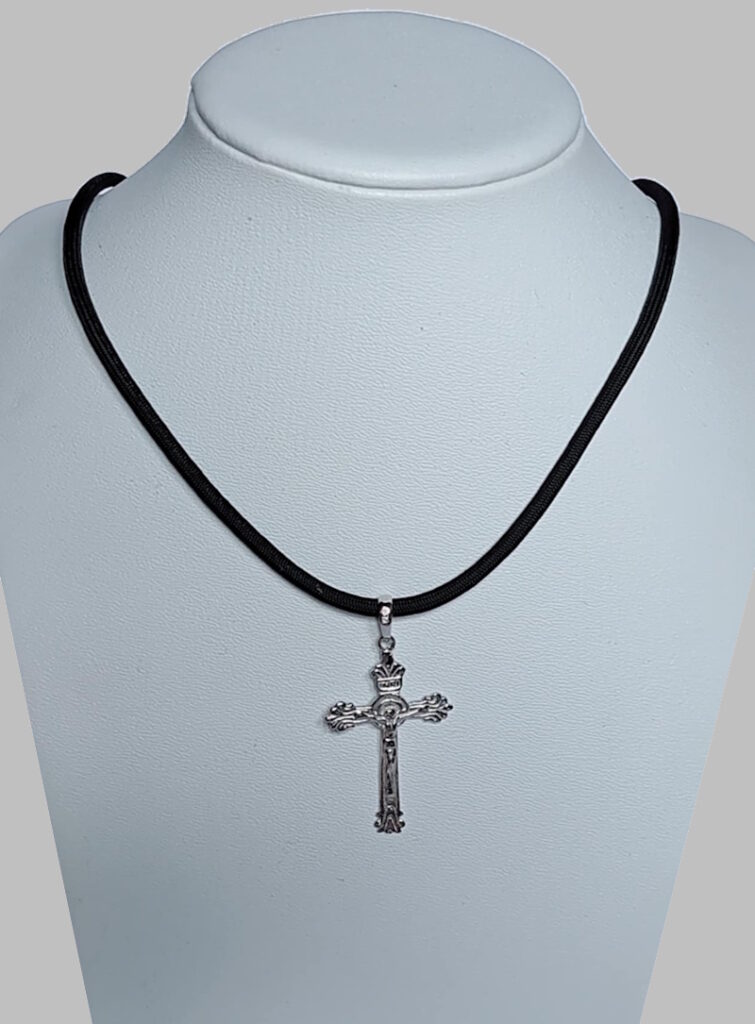 Halskette mit Kreuz