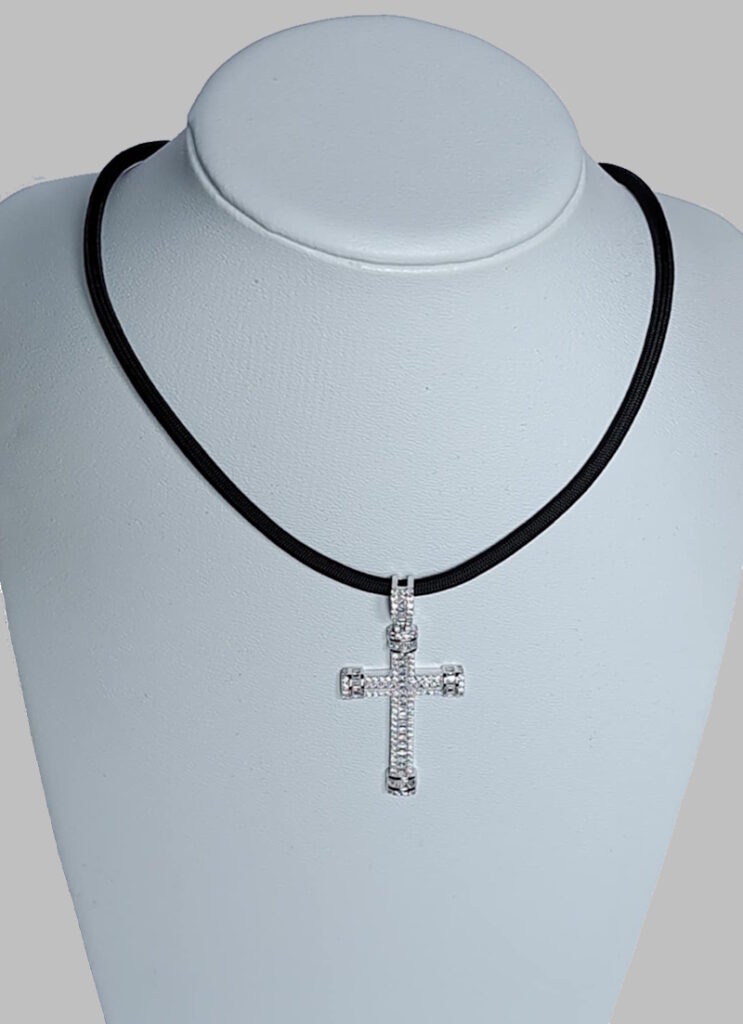 Halskette mit Kreuz
